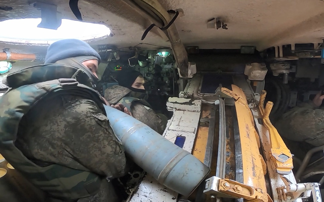 Pháo tự hành Msta-S của Nga nạp đạn rồi nã dồn dập vào vị trí quân Ukraine